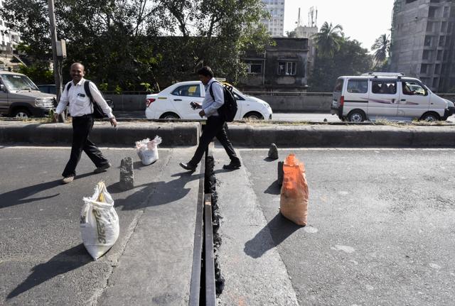 Mumbai, India - Nov. 10, 2016:The Lalbaug flyover has been shut down since Wednesday night after cracks were spotted on the six-year-old bridge.The Byculla-Dadar end of the bridge was closed for repairs in Mumbai, India, on Thursday, November 10, 2016. (Photo by Kunal Patil/ Hindustan Times) (Hindustan Times) Mumbai, India - Nov. 10, 2016:The Lalbaug flyover has been shut down since Wednesday night after cracks were spotted on the six-year-old bridge.The Byculla-Dadar end of the bridge was closed for repairs in Mumbai, India, on Thursday, November 10, 2016. (Photo by Kunal Patil/ Hindustan Times) (Hindustan Times)