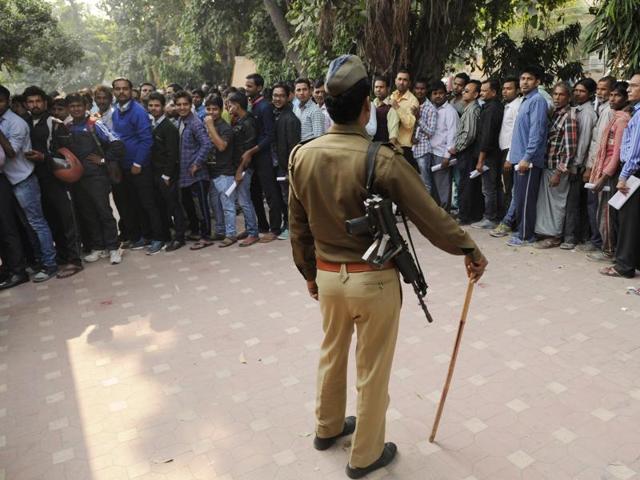Hundreds of residents waited in long queues outside banks to exchange their invalid currency. (Burhaan Kinu/HT Photo) Hundreds of residents waited in long queues outside banks to exchange their invalid currency. (Burhaan Kinu/HT Photo)