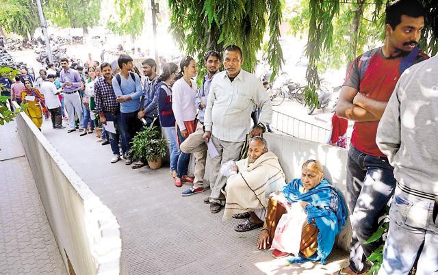 Heavy rush outside the Panjab University branch of State Bank of India as people wait to exchange old currency on Thursday. (Anil Dayal/HT Photo)