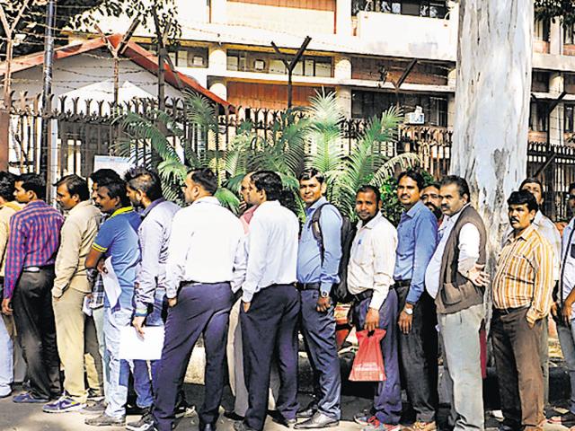 People queue up outside the RBI branch in Sector 17, Chandigarh, on Thursday, for depositing and withdrawing cash. (Keshav Singh/HT Photo) People queue up outside the RBI branch in Sector 17, Chandigarh, on Thursday, for depositing and withdrawing cash. (Keshav Singh/HT Photo)