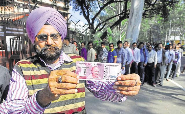 A man showing a new Rs 2,000 note. (Keshav Singh/HT Photo) A man showing a new Rs 2,000 note. (Keshav Singh/HT Photo)