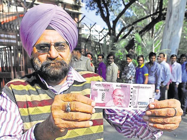 A cashier counts 500 and 1000 rupee notes inside a bank in Jammu, November 10, 2016(REUTERS) A cashier counts 500 and 1000 rupee notes inside a bank in Jammu, November 10, 2016(REUTERS)