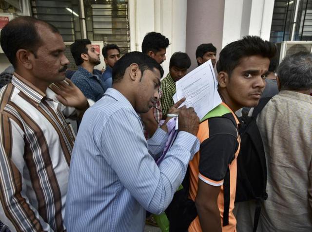 A man fills a form to get old currency notes exchanged at a bank on LBS Road, Ghatkopar.  (Arijit Sen/HT PHOTO) 