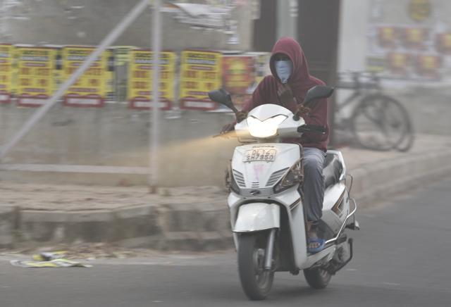 Commuters could be seen wearing face masks after heavy smog engulfed Delhi earlier this month. (Sushil Kumar/HT Photo) Commuters could be seen wearing face masks after heavy smog engulfed Delhi earlier this month. (Sushil Kumar/HT Photo)