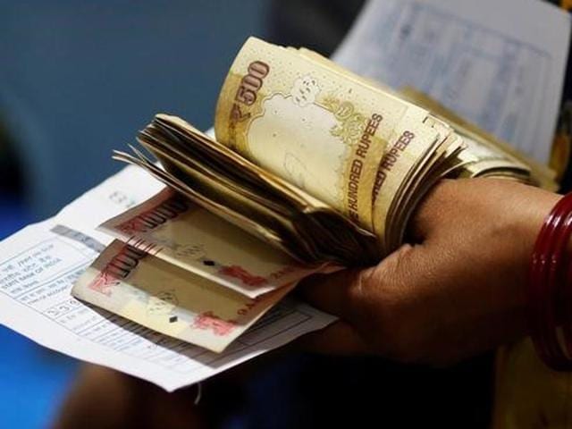A woman waits at the bank to deposit 500 and 1000 rupee notes after the government demonetised them on November 9, 2016.(Reuters) A woman waits at the bank to deposit 500 and 1000 rupee notes after the government demonetised them on November 9, 2016.(Reuters)