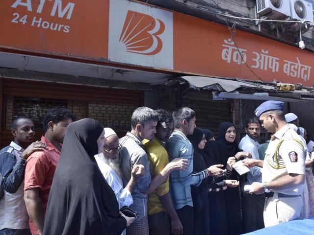 Policemen help maintain discipline outside a bank at Minara Masjid.  (Anshuman Poyrekar/HT PHOTO) 
