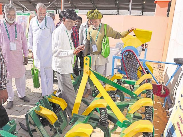 A large number of farmers from the state visited the exhibitions held during the agri-meet in Jaipur. (Prabhakar Sharma/ht photo) A large number of farmers from the state visited the exhibitions held during the agri-meet in Jaipur. (Prabhakar Sharma/ht photo)