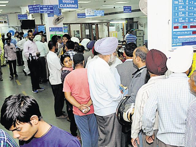Customers at the Mall Road branch of State Bank of Patiala on Thursday. (Bharat Bhushan/HT) Customers at the Mall Road branch of State Bank of Patiala on Thursday. (Bharat Bhushan/HT)