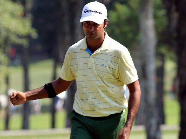 Jyoti Randhawa has a two-shot advantage over Thailand’s Sutijet Kooratanapisan and Tirawat Kaewsiribandit at the Manila Southwoods Golf and Country Club. (Getty Images) Jyoti Randhawa has a two-shot advantage over Thailand’s Sutijet Kooratanapisan and Tirawat Kaewsiribandit at the Manila Southwoods Golf and Country Club. (Getty Images)