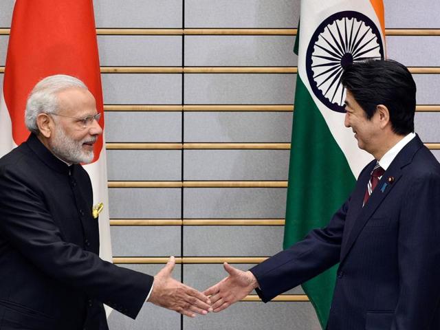 Prime Minister Narendra Modi with Japanese Prime Minister Shinzo Abe during his ceremonial welcome in Tokyo on Friday.(PTI Photo) Prime Minister Narendra Modi with Japanese Prime Minister Shinzo Abe during his ceremonial welcome in Tokyo on Friday.(PTI Photo)