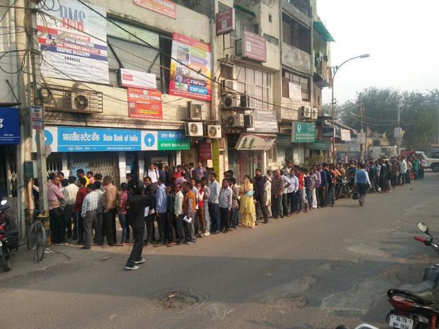 People wait outside an ATM in Mayur Vihar in New Delhi on Friday. (Sushil Kumar/HT Photo) People wait outside an ATM in Mayur Vihar in New Delhi on Friday. (Sushil Kumar/HT Photo)