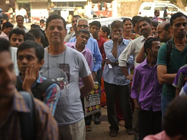 A long queue of people outside an ATM kiosk in Bhandup.  (Pratik Chorge/HT PHOTO) 