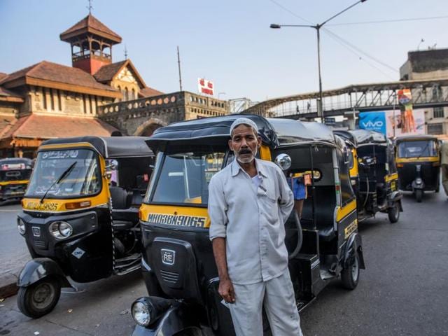 As the city runs out of cash, autorickshaw drivers wait for passengers outside Bandra station. (Satish Bate/HT PHOTO) 