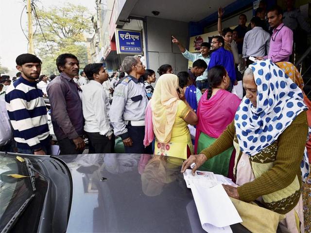 People queue outside Bank of India to exchange their old Rs 500 and 1000 notes in New Delhi on Friday.(PTI Photo)
