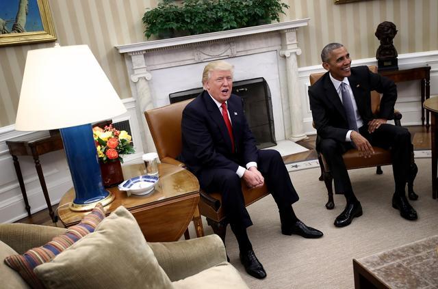 President-elect Donald Trump (L) talks after a meeting with U.S. President Barack Obama (R) in the Oval Office November 10, 2016 in Washington, DC. (AFP Photo)