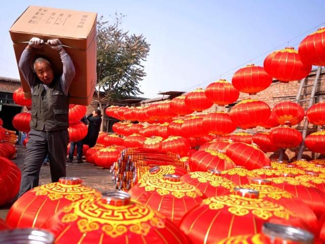 Chinese online shoppers celebrate “Singles Day,” a holiday that has grown into the world’s busiest day for e-commerce. The country’s biggest e-commerce brand, Alibaba Group, said sales by the thousands of retailers on its platforms passed 62.6 billion yuan ($9 billion) in the first 10 hours of the day. (AFP Photo) Chinese online shoppers celebrate “Singles Day,” a holiday that has grown into the world’s busiest day for e-commerce. The country’s biggest e-commerce brand, Alibaba Group, said sales by the thousands of retailers on its platforms passed 62.6 billion yuan ($9 billion) in the first 10 hours of the day. (AFP Photo)