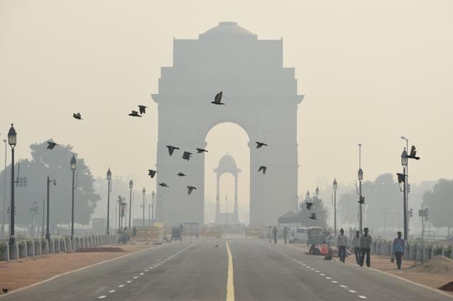 The Supreme Court has pulled up the Central Pollution Control Board for not devising an action plan in time to deal with the alarming smog situation and asked the Centre to come out with time-bound measures to tackle the graded level of worsening air quality (Arun Sharma/HT PHOTO) The Supreme Court has pulled up the Central Pollution Control Board for not devising an action plan in time to deal with the alarming smog situation and asked the Centre to come out with time-bound measures to tackle the graded level of worsening air quality (Arun Sharma/HT PHOTO)