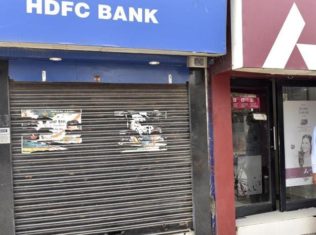 ATMs did not work throughout the day. Reason: They are not calibrated to disburse only Rs 100 currency notes.(HT Representative Image)