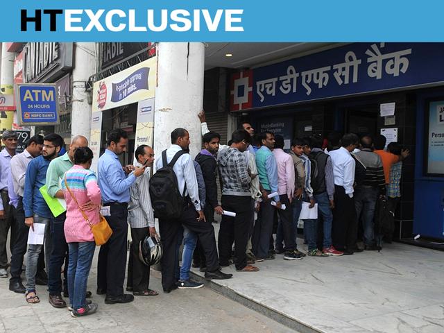 Long queues in front of an HDFC Bank branch in New Delhi.(HT Photo)