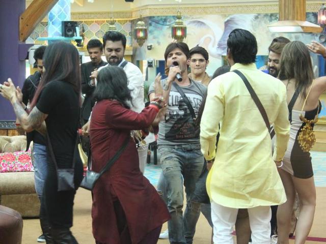 The contestants will not only be seen singing along with Himesh but will also enjoy dancing to his tunes. (COLORS) 