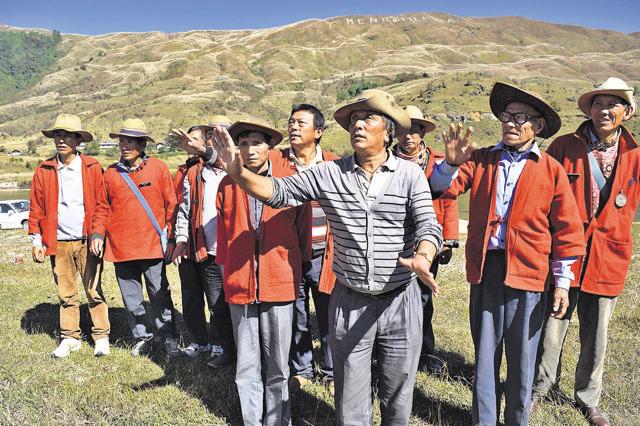 Gaonbura president Kesang Goiba with his team of village heads at Mechukha. (Rahul Karmakar / HT photo)