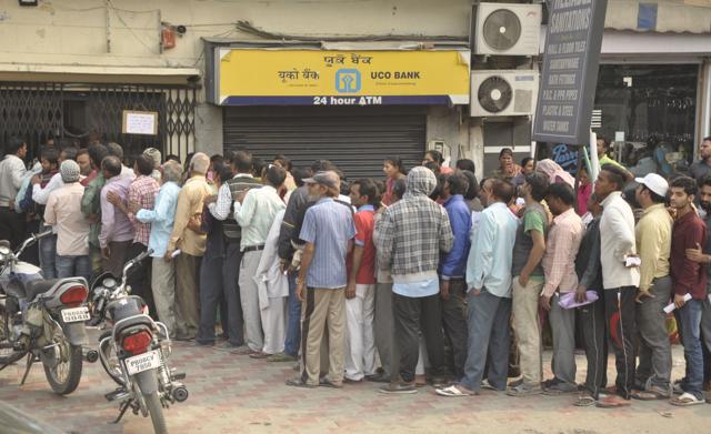 Queues outside a bank in Bathinda. (HT Photo)