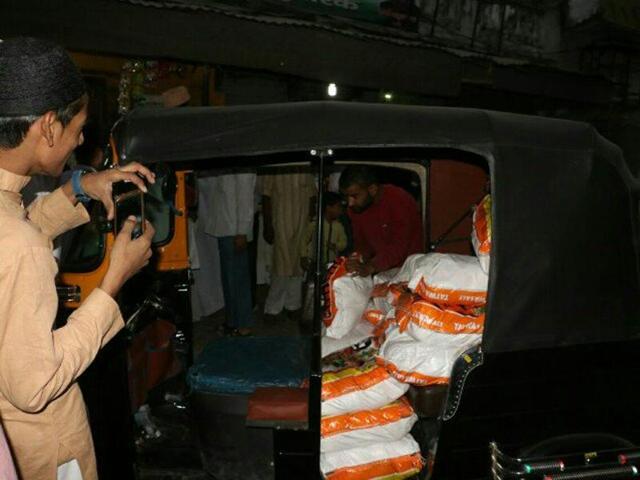 People buy sacks of salt in Haldwani of Uttarakhand after rumors that government increased salt price to Rs 400/kg.(HT Photo)