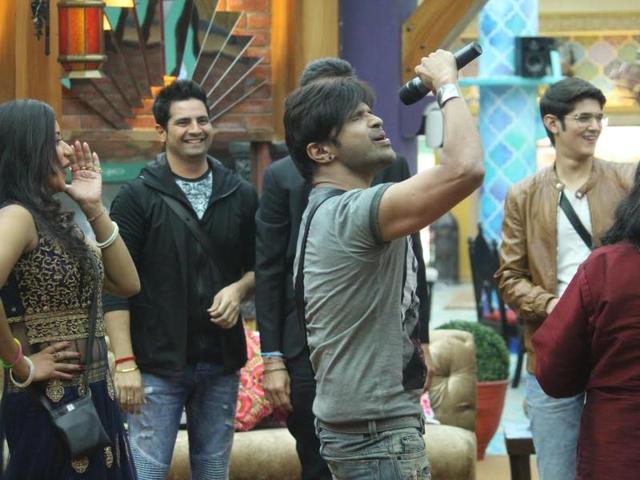 Himesh Reshammiya croons his latest number inside the house. (COLORS) 