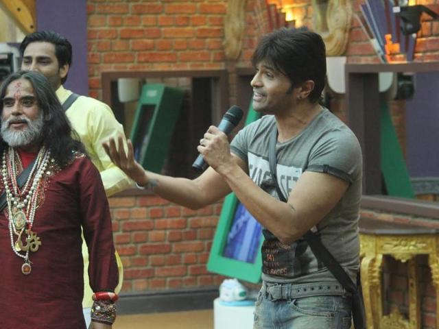 Giving a live performance of his new song Aap se Mausiiquii to the contestants, Himesh spends some good time inside the Bigg Boss house. (COLORS) 