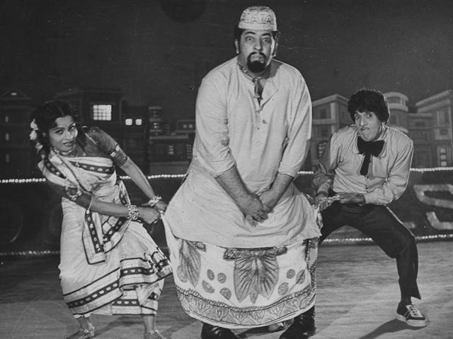 Amjad Khan and others in film Tere Mere Beech Mein. (HT Photo) Amjad Khan and others in film Tere Mere Beech Mein. (HT Photo)