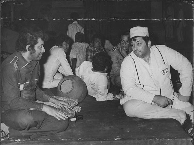 Amjad Khan and Manoj Kumar on the set of Movie Santosh. (Shanti Swaroop Tripathi/HT Photo) Amjad Khan and Manoj Kumar on the set of Movie Santosh. (Shanti Swaroop Tripathi/HT Photo)