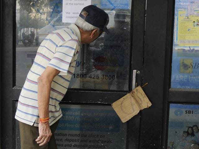 A shut ATM in Noida. There are over 2 lakh ATMs and over 1,31,000 branches across the country, of which 20,565 belong to the private lenders.(Burhaan Kinu/Hindustan Times) A shut ATM in Noida. There are over 2 lakh ATMs and over 1,31,000 branches across the country, of which 20,565 belong to the private lenders.(Burhaan Kinu/Hindustan Times)
