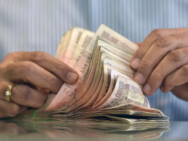 Even as India’s cash crunch shows no sign of easing, a system of trust and cooperation is starting to replace paper-money transactions.(Kunal Patil/HT photo)