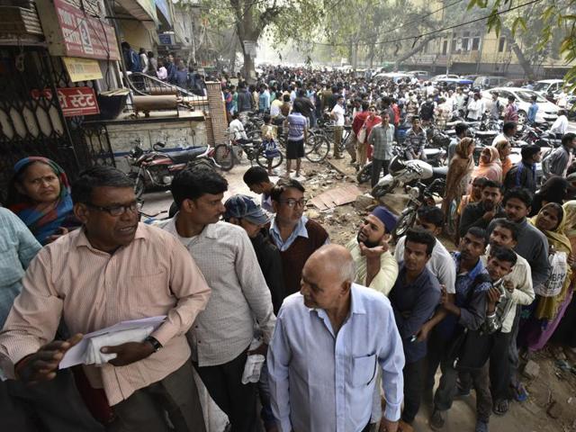 Long queues in front of a bank at Dilshad Garden in New Delhi on Friday.(Raj K Raj/HT PHOTO)
