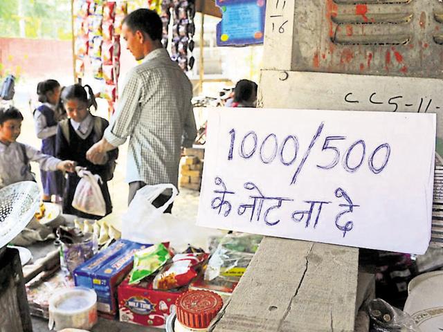 A roadside tea shop with notice: “Don’t give 1000/500 rupee notes” as government of India disband the old 500 and 1000 rupee currency note at sector 10 in Chandigarh on Thursday.(Anil Dayal/Hindustan Times)
