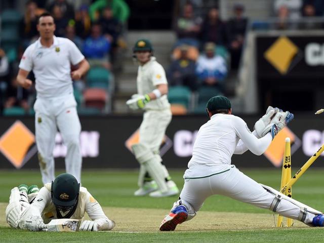 South Africa's wicketkeeper Quinton de Kock removes a stump as he tries to run out Australia's Nathan Lyon.(REUTERS)