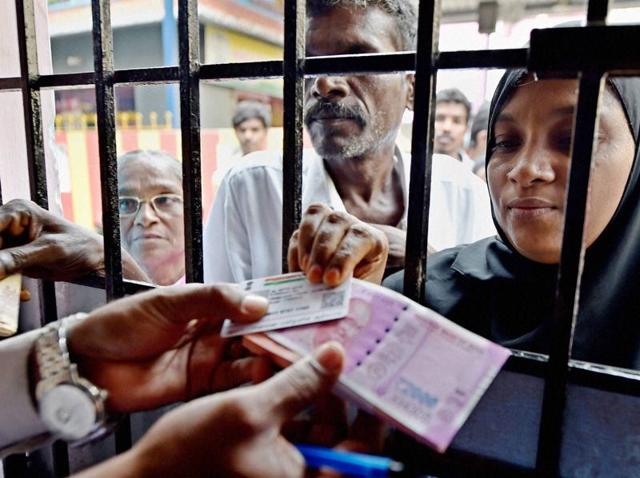 People exchange the Rs 500 and 1000 notes at a special camp organised by a public sector bank in Chennai.(PTI Photo)