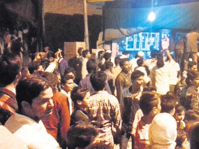 Dasna residents throng shops after rumors over salt shortage in Ghaziabad on Wednesday.(Sakib Ali /Hindustan Times)