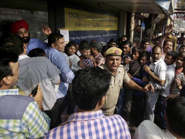 People queued outside banks for the third day straight, trying to replace 500 and 1,000 rupee notes.(AFP Photo) People queued outside banks for the third day straight, trying to replace 500 and 1,000 rupee notes.(AFP Photo)