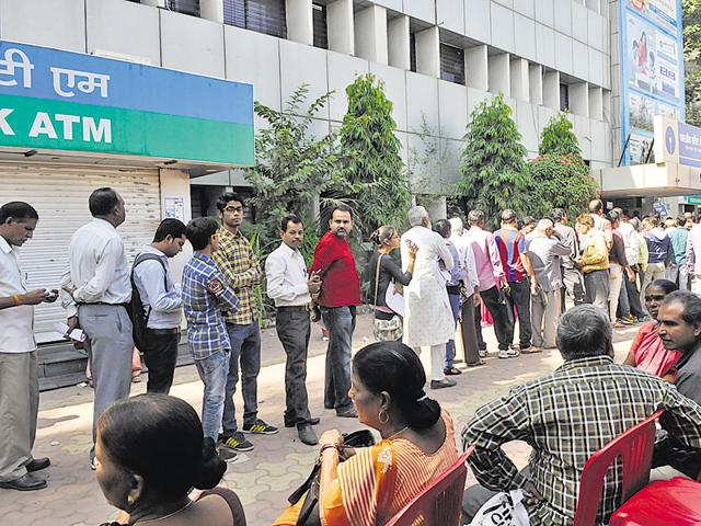 People line up at Punjab National Bank branch for note exchange, in Bhopal on Friday. (Mujeeb Faruqui/HT photo) People line up at Punjab National Bank branch for note exchange, in Bhopal on Friday. (Mujeeb Faruqui/HT photo)