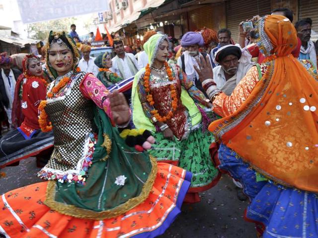 Artists perform Kalbeliya dance during a procession to celebrate the occasion. (Deepak Sharma/HT Photo)