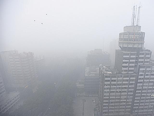 A smog covered Delhi. In a bid to combat air pollution, the state transport department on Friday sent a list of 1.91 lakh diesel vehicles older than 15 years along with details of owners to the traffic police.(Sonu Mehta/Hindustan Times) A smog covered Delhi. In a bid to combat air pollution, the state transport department on Friday sent a list of 1.91 lakh diesel vehicles older than 15 years along with details of owners to the traffic police.(Sonu Mehta/Hindustan Times)