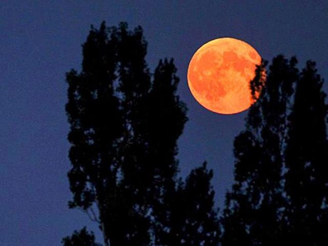 A supermoon is seen on September 9, 2014 from the central French city of Luynes. A supermoon occurs when the timing of a full moon overlaps with the point in the moon’s 28-day orbit that is closest to Earth. (AFP Photo) A supermoon is seen on September 9, 2014 from the central French city of Luynes. A supermoon occurs when the timing of a full moon overlaps with the point in the moon’s 28-day orbit that is closest to Earth. (AFP Photo)