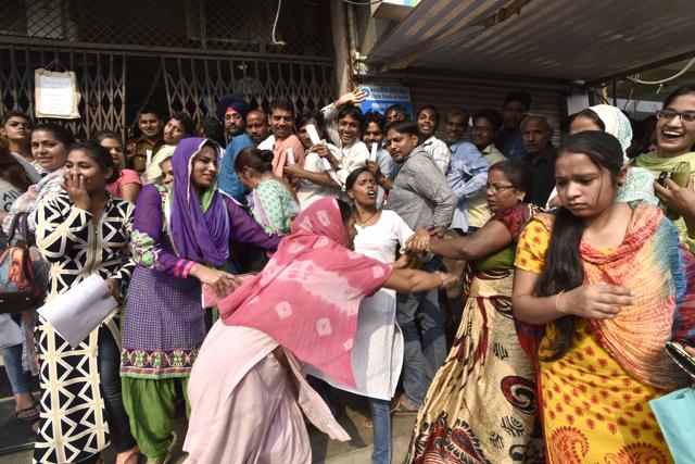 Heated arguments were exchanged as cash in ATMs and banks ran dry as the day drew to an end. (Arvind Yadav/HT Photo) Heated arguments were exchanged as cash in ATMs and banks ran dry as the day drew to an end. (Arvind Yadav/HT Photo)