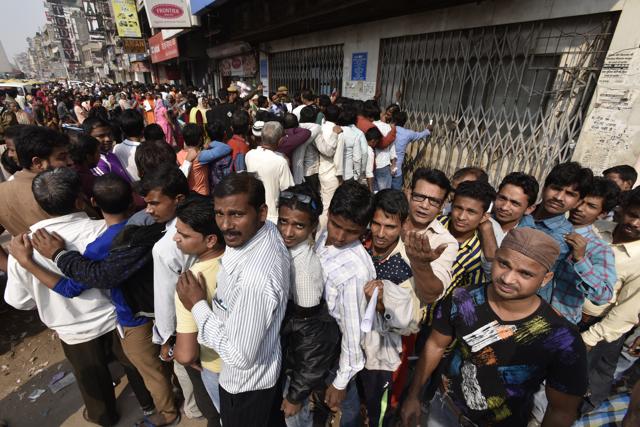 People queue outside Bank of Baroda in Paharganj to exchange their old Rs 500 and Rs 1000 notes on Sunday. (Arvind Yadav/HT Photo) People queue outside Bank of Baroda in Paharganj to exchange their old Rs 500 and Rs 1000 notes on Sunday. (Arvind Yadav/HT Photo)