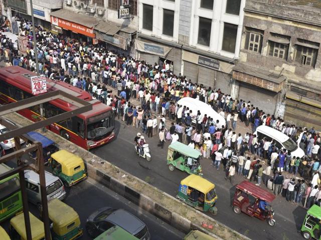 People wait in queues to exchange scrapped currency at a Bank of Baroda branch at Pahar Ganj in New Delhi.(Arvind Yadav/HT Photo) People wait in queues to exchange scrapped currency at a Bank of Baroda branch at Pahar Ganj in New Delhi.(Arvind Yadav/HT Photo)