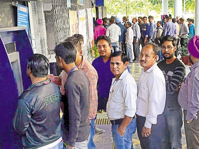 People standing in queues outside banks in Sector 17 on Saturday. (Karun Sharma/HT Photo) People standing in queues outside banks in Sector 17 on Saturday. (Karun Sharma/HT Photo)