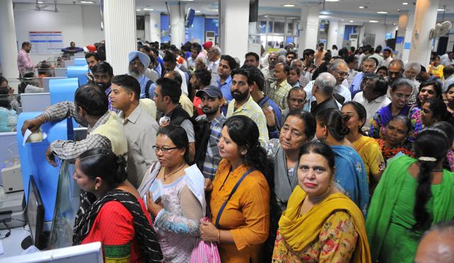 Heavy rush inside the SBI bank for withdrawal as well to deposit the defunct Rs 500 and Rs 1000 notes at Sector 17 in Chandigarh. (Keshav Singh/HT Photo) Heavy rush inside the SBI bank for withdrawal as well to deposit the defunct Rs 500 and Rs 1000 notes at Sector 17 in Chandigarh. (Keshav Singh/HT Photo)