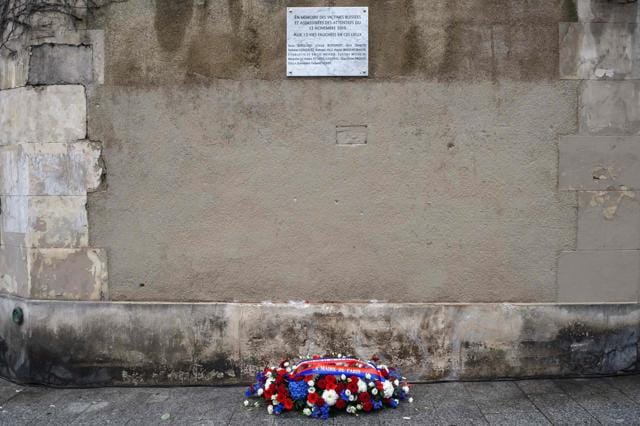 A wreath laid by French President is seen under a commemorative plaque in front of Le Petit Cambodge and Le Carillon restaurants at the junction of Rue Alibert and Rue Bichat in Paris. (AFP Photo) A wreath laid by French President is seen under a commemorative plaque in front of Le Petit Cambodge and Le Carillon restaurants at the junction of Rue Alibert and Rue Bichat in Paris. (AFP Photo)