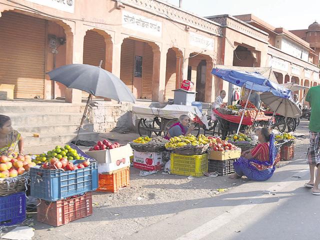 Grocers have seen a steep decline in sale since the government demonetised Rs 500 and Rs 1,000 banknotes. (Prabhakar Sharma/HT Photo) Grocers have seen a steep decline in sale since the government demonetised Rs 500 and Rs 1,000 banknotes. (Prabhakar Sharma/HT Photo)